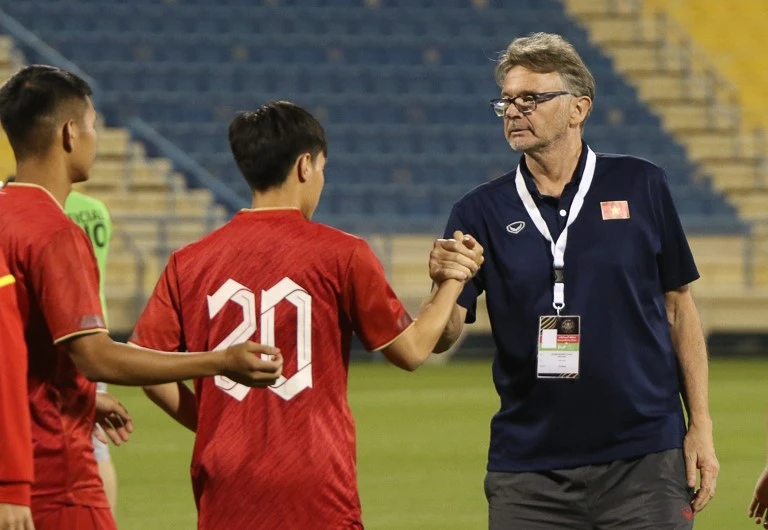 HLV Troussier khẳng định U-23 Việt Nam đang đi đúng hướng. Ảnh: VFF.