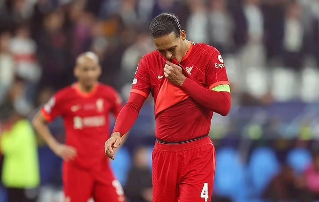 Trung vệ người Hà Lan cũng sa sút so với chính mình trong màu áo Liverpool. Ảnh: GETTY.