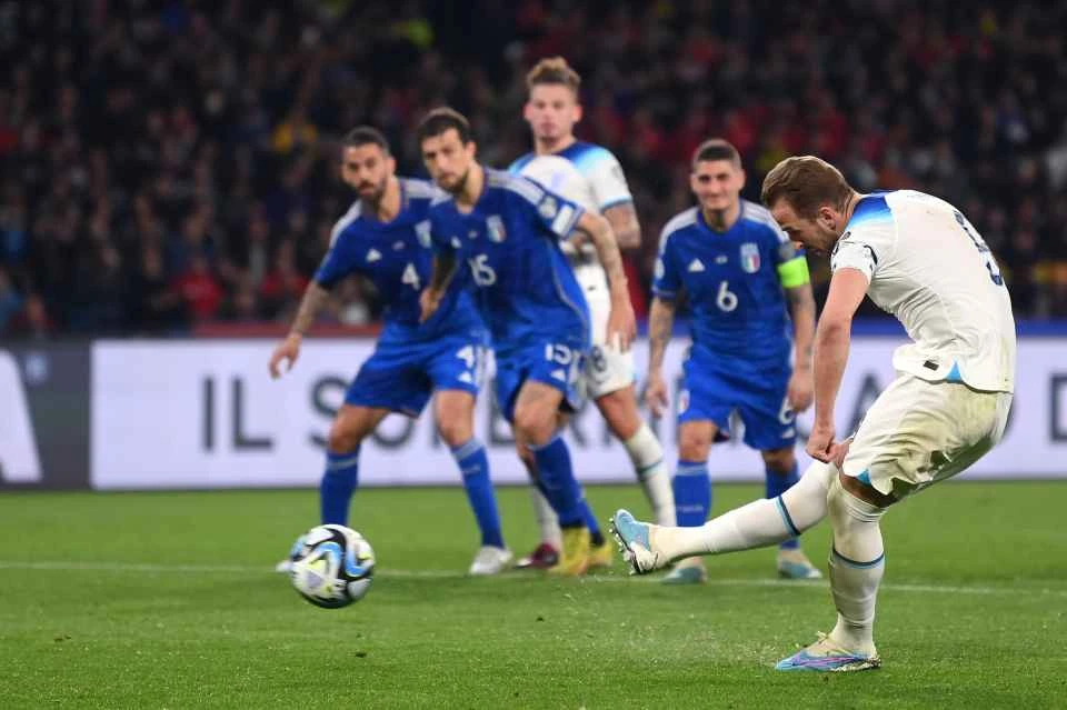 Cú sút penalty của Harry Kane vào lưới tuyển Ý. Ảnh: GETTY.