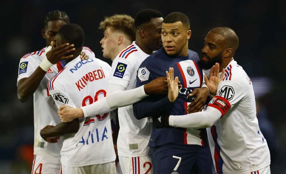Mbappe tịt ngòi trong vòng vây của các cầu thủ Lyon. Ảnh: GETTY.