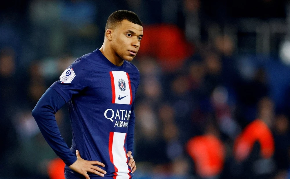Mbappe không vui khi clip quảng cáo bán vé của CLB không hỏi ý kiến anh. Ảnh: GETTY.