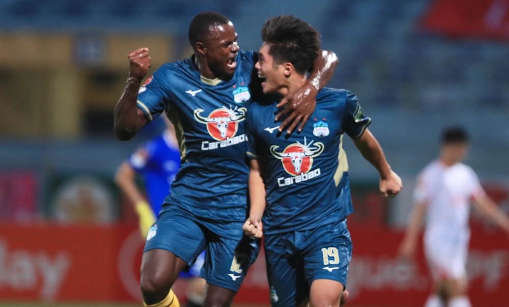 HLV Kiatisak muốn biến chân sút 20 tuổi trở thành một "sát thủ" mới. Ảnh: ANH QUỐC.