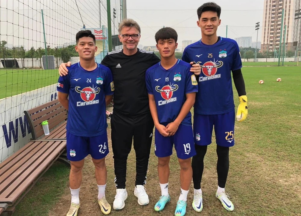 HLV Troussier thăm hỏi Quốc Việt (19) cùng đồng đội ở HA Gia Lai đang khoác áo U-22 Việt Nam chuẩn bị SEA Games 32. Ảnh: ANH QUỐC.