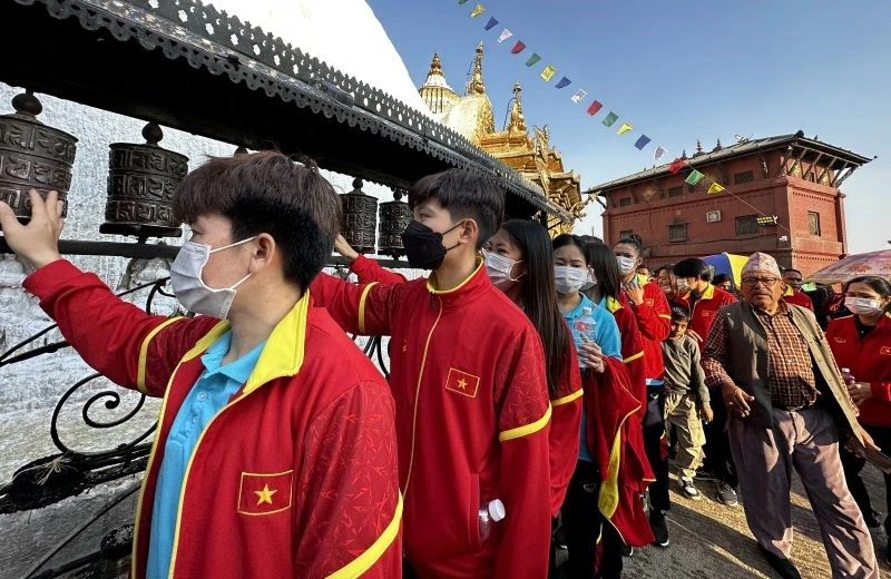 Các cô gái Việt Nam tham quan những địa điểm nổi tiếng ở Nepal để thư giãn trước trận tái đấu chủ nhà đêm 8-4. Ảnh: VFF.
