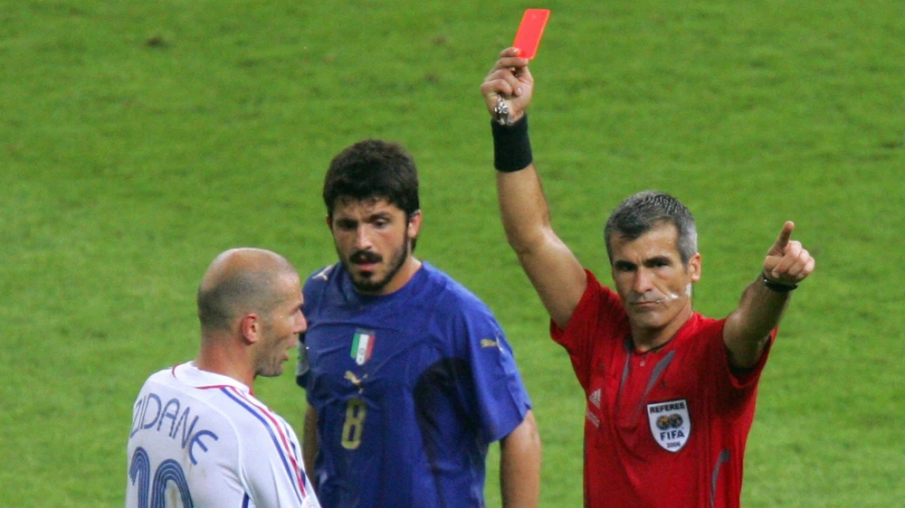 Nhạc trưởng người Pháp bị đuổi khỏi sân vì pha chơi nguội xấu xí, Ảnh: GETTY.