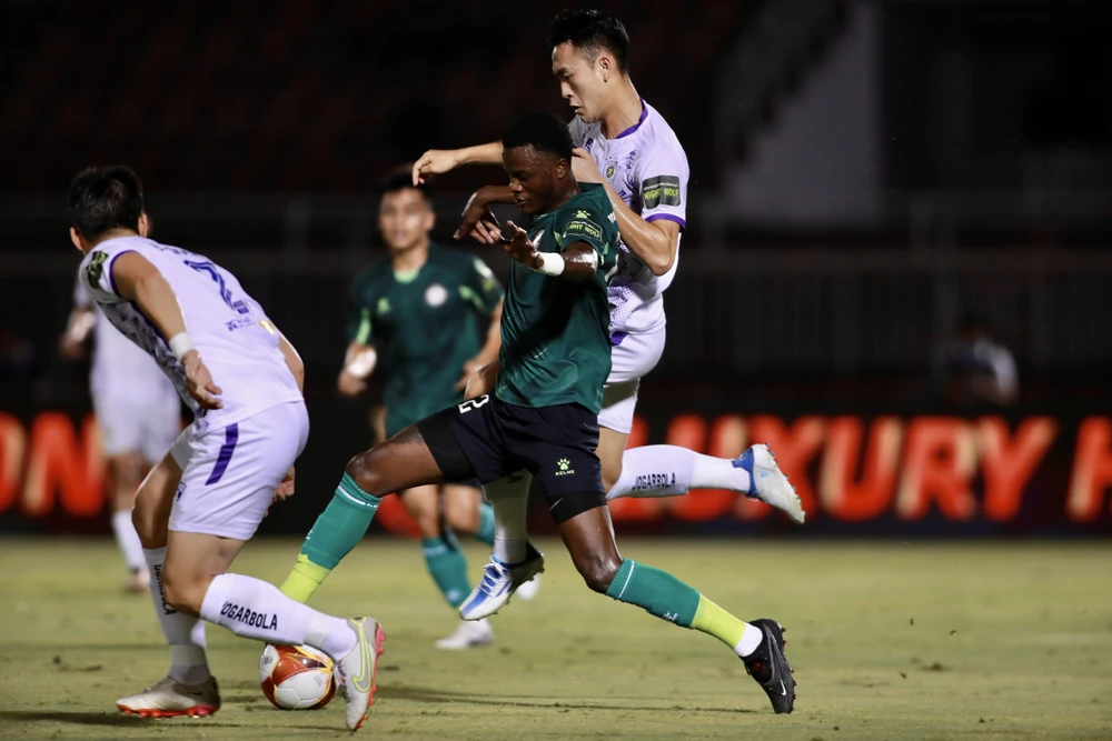 Trọng tài gây tranh cãi trong trận TP.HCM - Hà Nội và HLV Vũ Tiến Thành bị phạt sau khi chỉ trích "vua sân cỏ" lẫn chỉ ra những bất cập ở VPF. Ảnh: ANH PHƯƠNG. Trọng tài gây tranh cãi trong trận TP.HCM - Hà Nội và HLV Vũ Tiến Thành bị phạt sau khi chỉ trích "vua sân cỏ" lẫn chỉ ra những bất cập ở VPF. Ảnh: ANH PHƯƠNG.