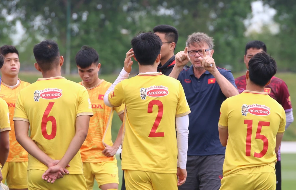 HLV Troussier và các cộng sự chọn lọc kỹ danh sách 31 cầu thủ tập huấn cho SEA Games 32. Ảnh: ANH PHƯƠNG.