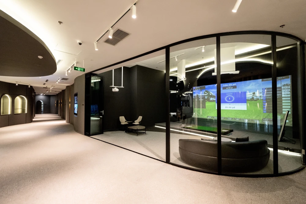 Khách hàng đến CLB Golf Công Nghệ của VGS Invest sẽ được trải nghiệm luyện tập golf với các thiết bị tương tác tối tân. Ảnh: QUANG THẮNG.