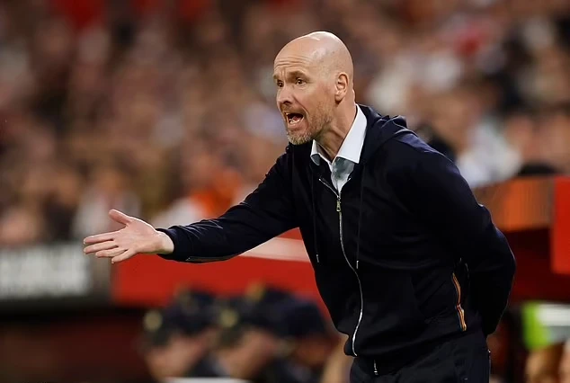 HLV Ten Hag bênh vực cầu thủ của mình nhưng vẫn không thể giấu đi sự thất vọng. Ảnh: GETTY.