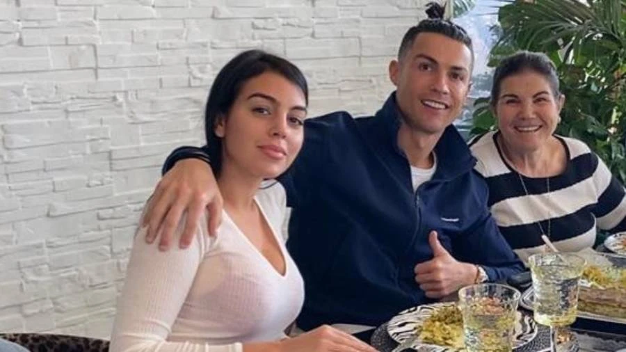 Ronaldo và bạn gái không sống gần gũi với mẹ cũng là một phần khiến anh ức chế. Ảnh: GETTY.