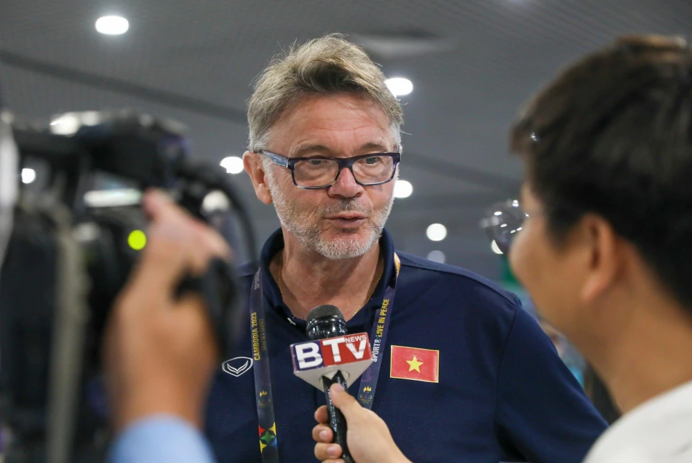 HLV Troussier hứa hẹn sẽ cho học trò chơi đẹp và giành kết quả tốt nhất. Ảnh: ANH DUY.