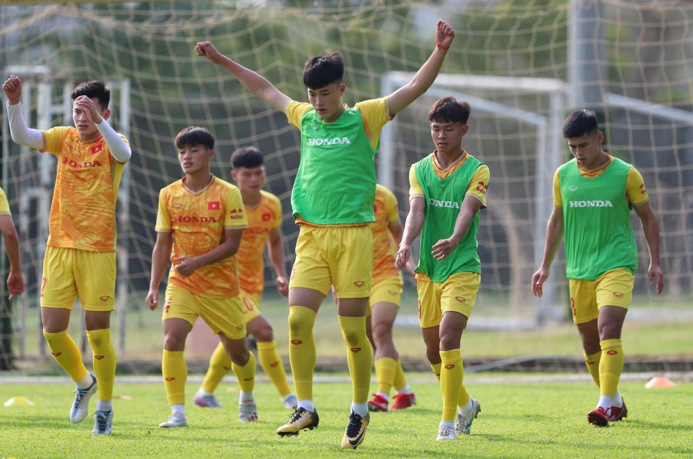 Lê Văn Trường và đồng đội không có những kết quả như ý muốn trong năm trận đấu tiền SEA Games nhưng rất quyết tâm không làm phụ lòng người hâm mộ. Lê Văn Trường và đồng đội không có những kết quả như ý muốn trong năm trận đấu tiền SEA Games nhưng rất quyết tâm không làm phụ lòng người hâm mộ.