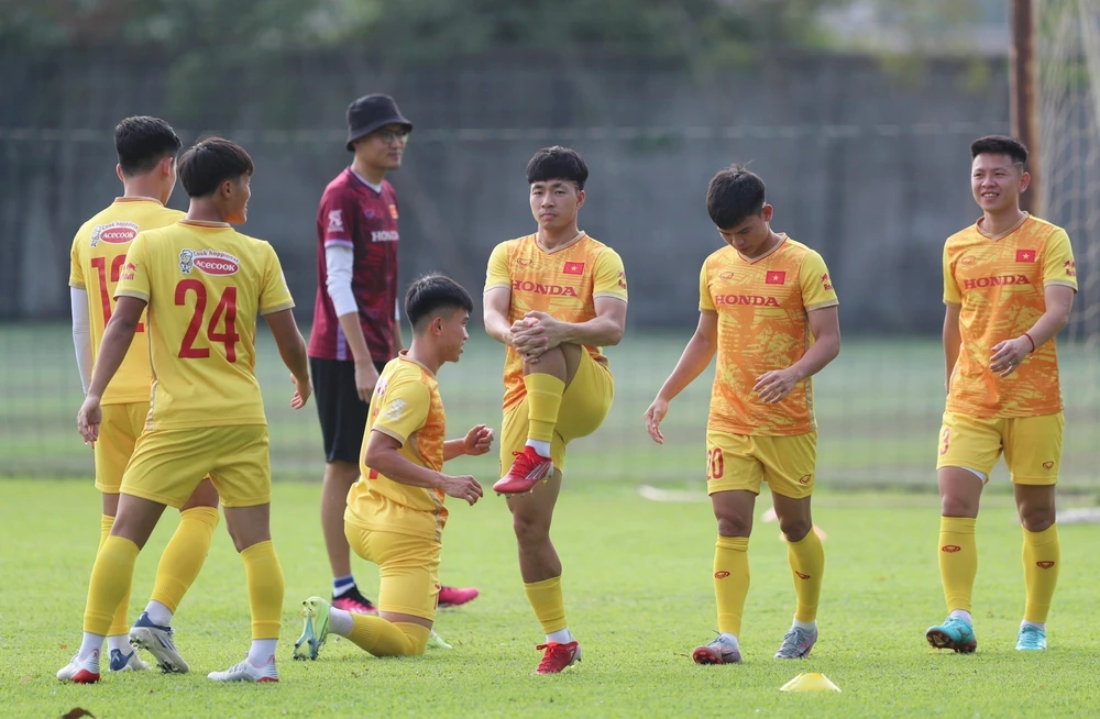 Các tuyển thủ trẻ vui vẻ rèn luyện dưới tiết trời nóng bức ở Phnom Penh. Các tuyển thủ trẻ vui vẻ rèn luyện dưới tiết trời nóng bức ở Phnom Penh.