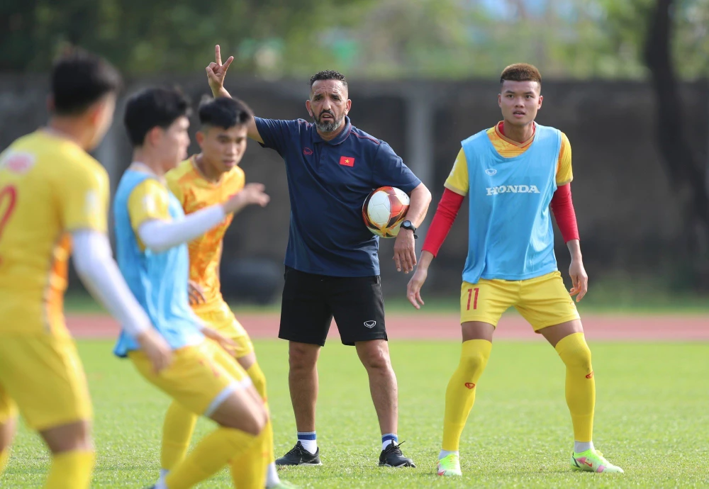 Trợ lý của HLV Troussier hướng dẫn các bài khởi động cho cầu thủ trong buổi tập chiều 27-4. Trợ lý của HLV Troussier hướng dẫn các bài khởi động cho cầu thủ trong buổi tập chiều 27-4.