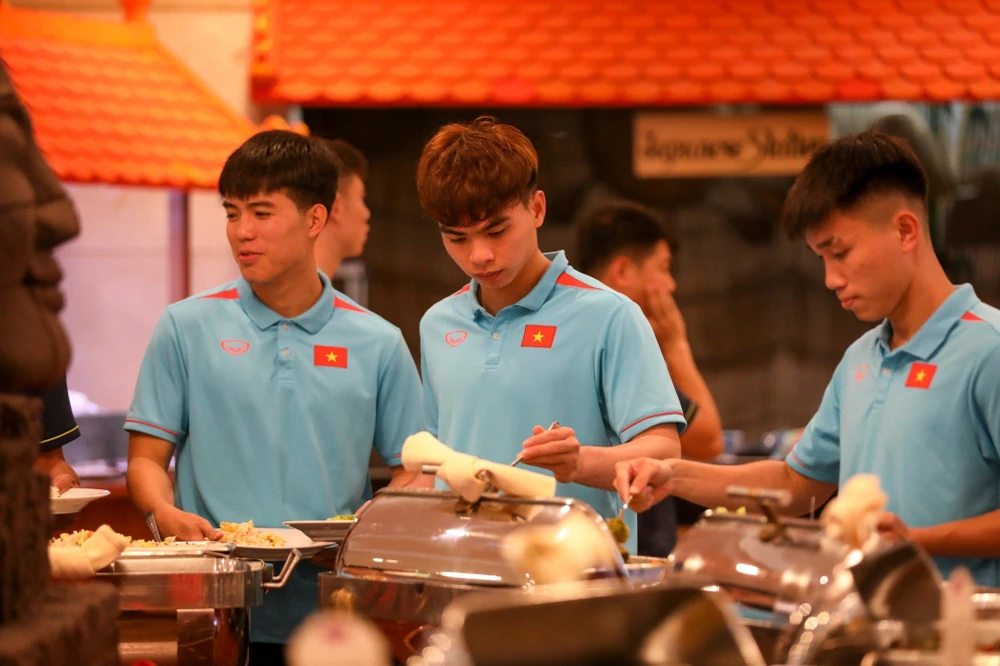 HLV Troussier yêu cầu truyền thông không tác nghiệp ở khách sạn khi các cầu thủ đang sinh hoạt, ăn uống. HLV Troussier yêu cầu truyền thông không tác nghiệp ở khách sạn khi các cầu thủ đang sinh hoạt, ăn uống.