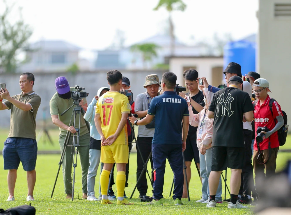 Đội tuyển U-22 Việt Nam đã "xông đất" Campuchia từ ngày 26-4 với nhiệm vụ bảo vệ ngôi vô địch SEA Games lần thứ ba liên tiếp. Đội tuyển U-22 Việt Nam đã "xông đất" Campuchia từ ngày 26-4 với nhiệm vụ bảo vệ ngôi vô địch SEA Games lần thứ ba liên tiếp.