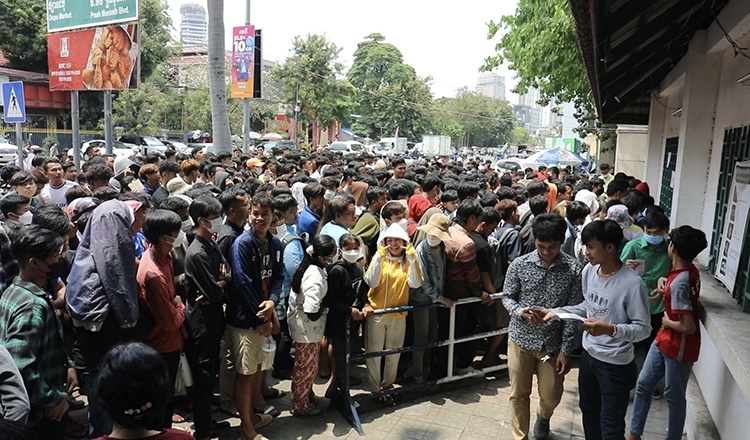 Đông đảo cổ động viên chủ nhà Campuchia kiên nhẫn xếp hàng nhận vé xem trận khai mạc bóng đá miễn phí. Ảnh: ANH DUY.