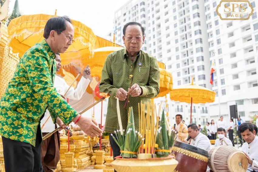 Trưởng phòng Quốc phòng Tea Banh, người đứng đầu các ủy ban tổ chức SEA Games (CAMSOC), chủ trì lễ khánh thành làng vận động viên, gần sân vận động Quốc gia Morodok Techo. Ảnh: SPS.