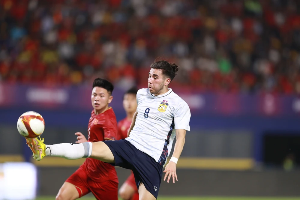 U-22 Việt Nam bở hơi tai trước sự phối hợp nhuần nhuyễn của đồng nghiệp Lào. Ảnh: ANH PHƯƠNG. U-22 Việt Nam bở hơi tai trước sự phối hợp nhuần nhuyễn của đồng nghiệp Lào. Ảnh: ANH PHƯƠNG.