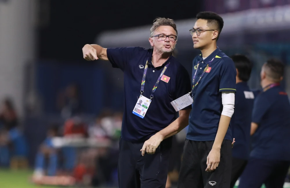 "Phù thủy trắng" Troussier hài lòng với các học trò. Ảnh: ANH PHƯƠNG. "Phù thủy trắng" Troussier hài lòng với các học trò. Ảnh: ANH PHƯƠNG.