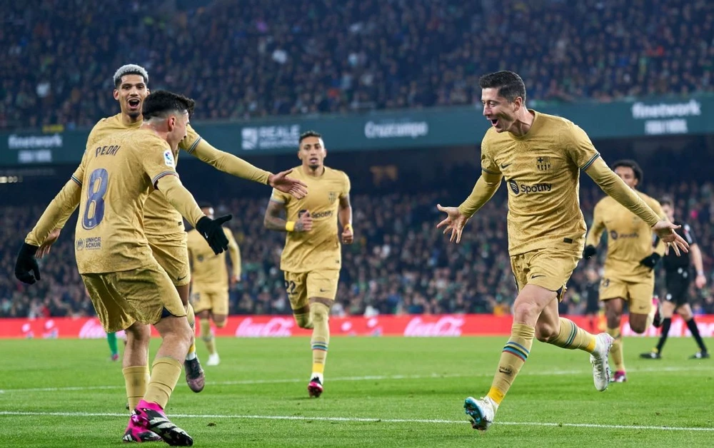 Tân binh Lewandowski từng bị giật đồng hồ đeo trên tay, ngay trước cổng sân tập của Barca. Ảnh: GETTY.