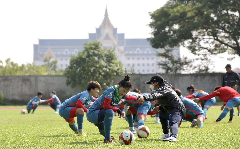 Chương Thị Kiều tập luyện cùng đồng đội trên đất Campuchia. Ảnh: ANH PHƯƠNG.