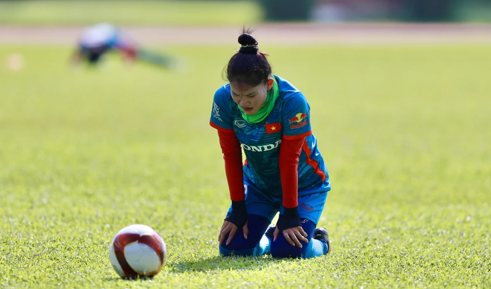 Đã rất lâu rồi cô gái quê Gò Quao (Kiên Giang) mới trở lại sân tập với đồng đội và luôn nỗ lực hết mình để "nuốt" trọn giáo án của Ban huấn luyện.