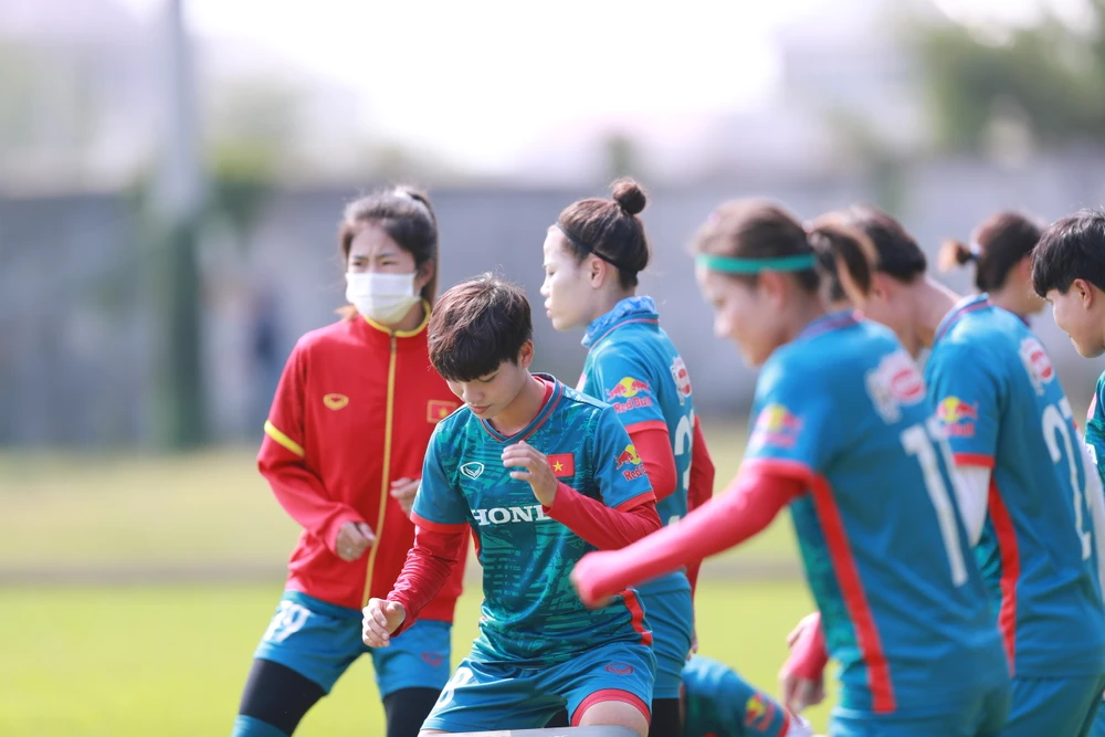 Các cô gái Việt Nam tích cực rèn luyện và chống chọi với thời tiết khắc nghiệt ở Campuchia trong quá trình tham dự SEA Games 32.