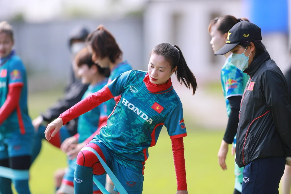 Trợ lý Kim Chi hướng dẫn các động tác căng cơ cho Hoàng Thị Loan và các đồng đội, sau chuyến bay từ Nhật Bản về quá cảnh ở TP.HCM rồi sang thẳng Campuchia.