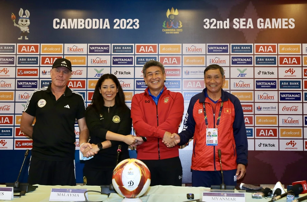 Các HLV của tuyển nữ Philippines, Malaysia, Myanmar, Việt Nam trong buổi họp báo của bảng A. Ảnh: ANH PHƯƠNG.