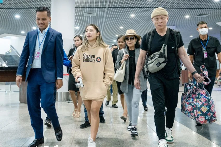Nữ võ sĩ Jessa và người thân vừa từ Mỹ trở về Campuchia tham dự SEA Games 32. Ảnh: PNP.