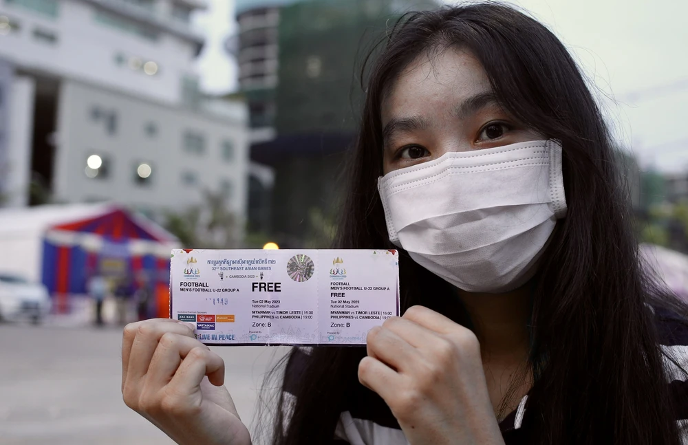 Có khoảng 30.000 vé cho hai trận đấu chiều 2-5 nhưng không phải ai cũng gặp may mắn như cô gái này. Ảnh: ANH PHƯƠNG.