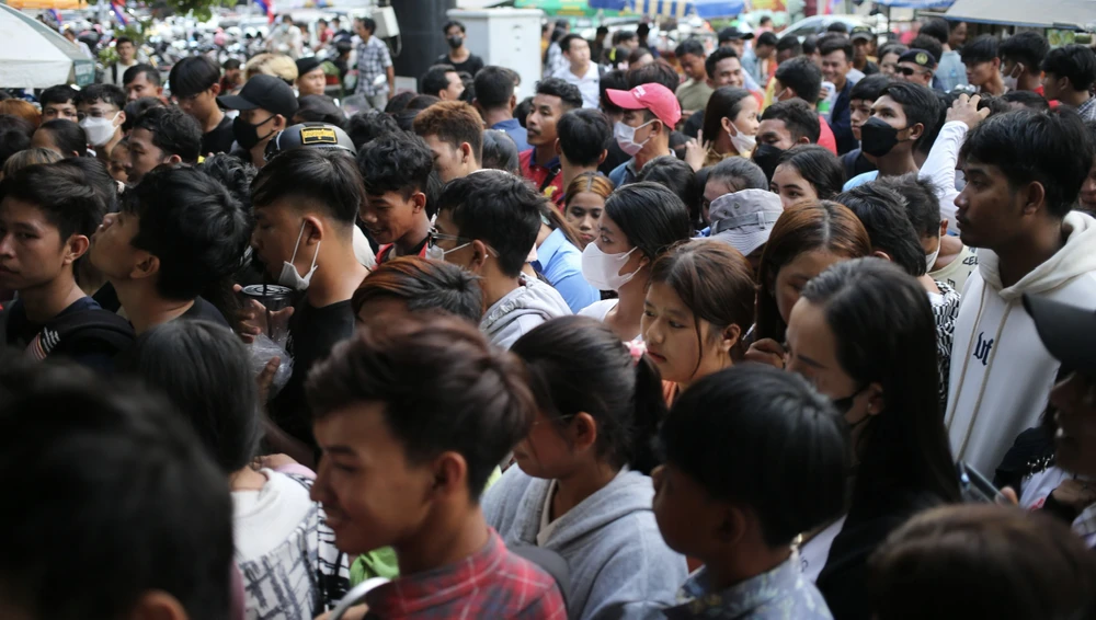 Do người xếp hàng chờ nhận vé miễn phí quá đông, các nhà tổ chức ở sân vận động Quốc gia Olympic đã phải mở cửa phát sớm hơn quy định. Ảnh: ANH PHƯƠNG.