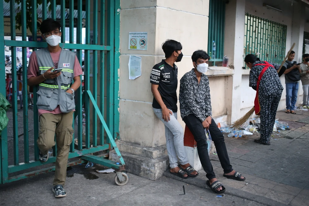 ... khi liên tục nhắn tin, điện thoại như dùng quyền trợ giúp của người thân hoặc những ai chia sẻ lại những chiếc vé khan hiếm.