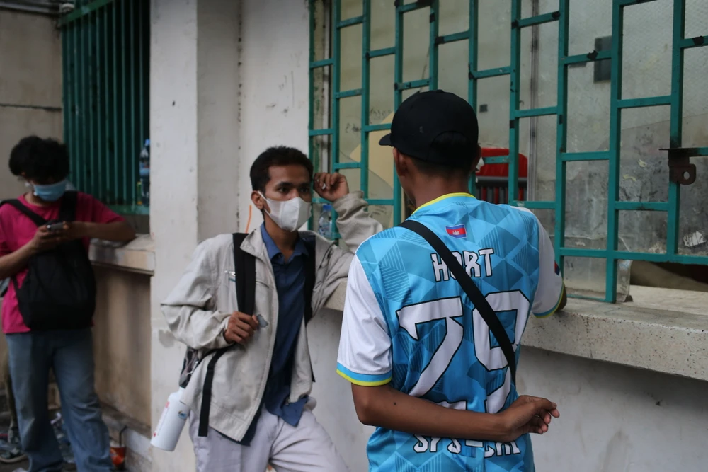 Dù không có vé miễn phí và rất muốn tìm mua nhưng tuyệt nhiên không có cảnh người bán vé chợ đen ở sân vận động Olympic.