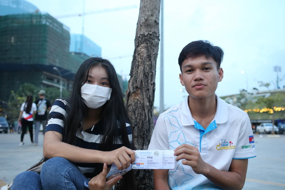 Hai bạn trẻ này xếp hàng từ sớm và rốt cuộc chỉ nhận được một vé. Họ hy vọng có người nào đó chịu nhường lại cho mình thêm một chiếc vé nữa.