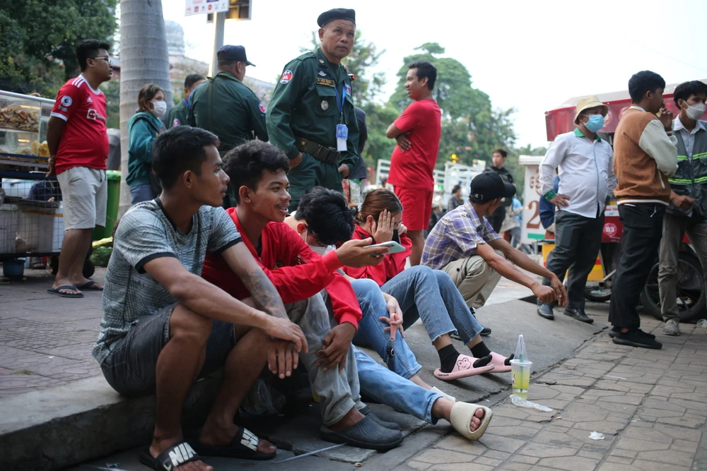 Nhiều người không thể chen chân đã ngồi ngoài chờ vận may từ bạn bè của mình...