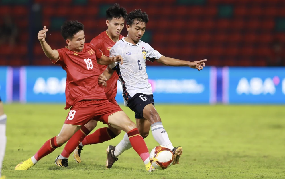 Môn bóng đá nam SEA Games 32 ở hai bảng A và B đã diễn ra với những cảnh sốt vé miễn phí.