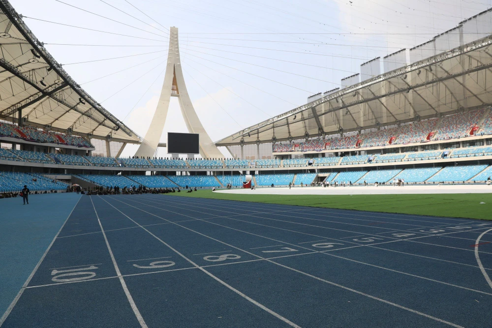 Sân thi đấu điền kinh hiện đại bên trong tổ hợp Morodok Tecno.