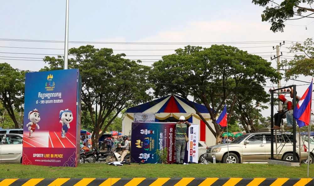 Con đường dẫn vào sân Morodok Tecno đã trang hoàng sạch đẹp và rực rỡ với những biểu ngữ quảng bá cho SEA Games lần đầu tiên ở Campuchia sau 64 năm...
