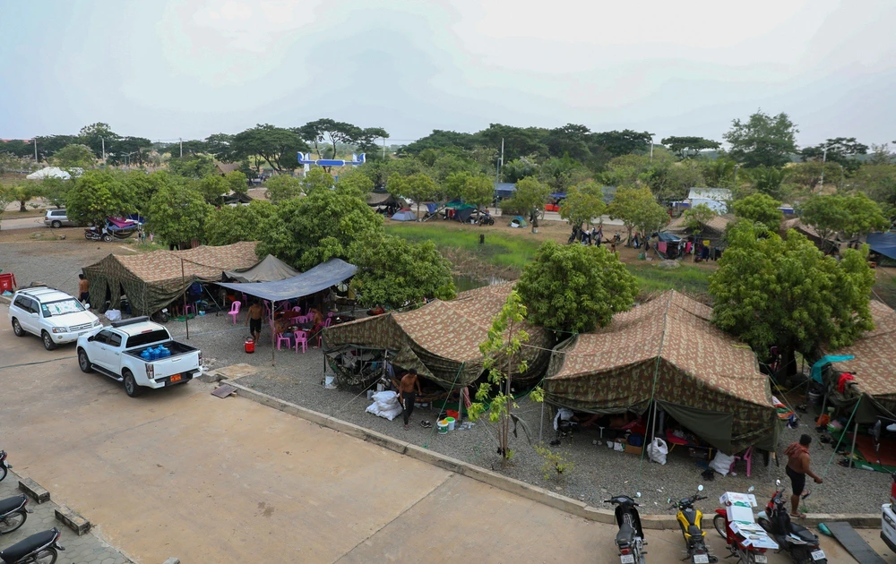 ... và đâu đó vẫn còn những lán trại của lực lượng quân đội tham gia xây dựng các công trình thi đấu mà Ban tổ chức hy vọng quy mô của nó gây tiếng vang lớn cho thế giới.