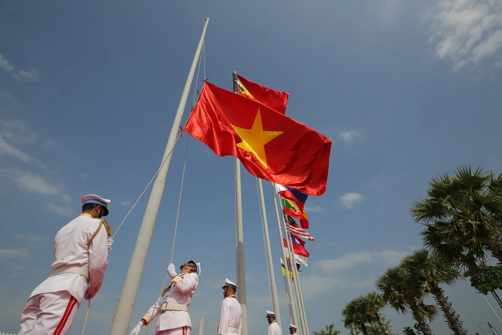 Quốc kỳ Việt Nam tung bay trong gió cùng lời hứa tốp ba đoàn thể thao mạnh nhất Đông Nam Á ở mùa hè SEA Games, với mục tiêu giành từ 90 đến 120 huy chương vàng.