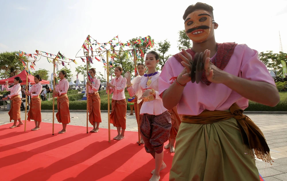 Phần hội với nhiều tiết mục đặc sắc, mang đậm dấu ấn đặc thù của Vương quốc Campuchia trong sự hân hoan của lần đầu tiên tổ chức SEA Games sau 64 năm.