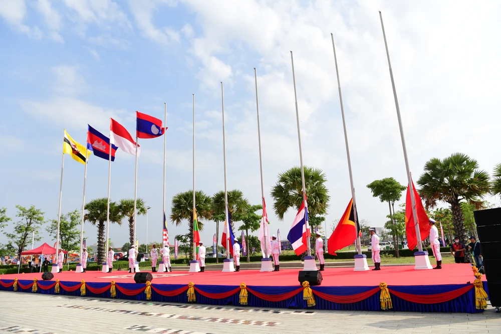 Trang nghiêm nghi lễ thượng cờ 11 quốc gia trong khu vực chuẩn bị tranh tài SEA Games 32 với khẩu hiệu "Thể thao - Sống trong hòa bình".