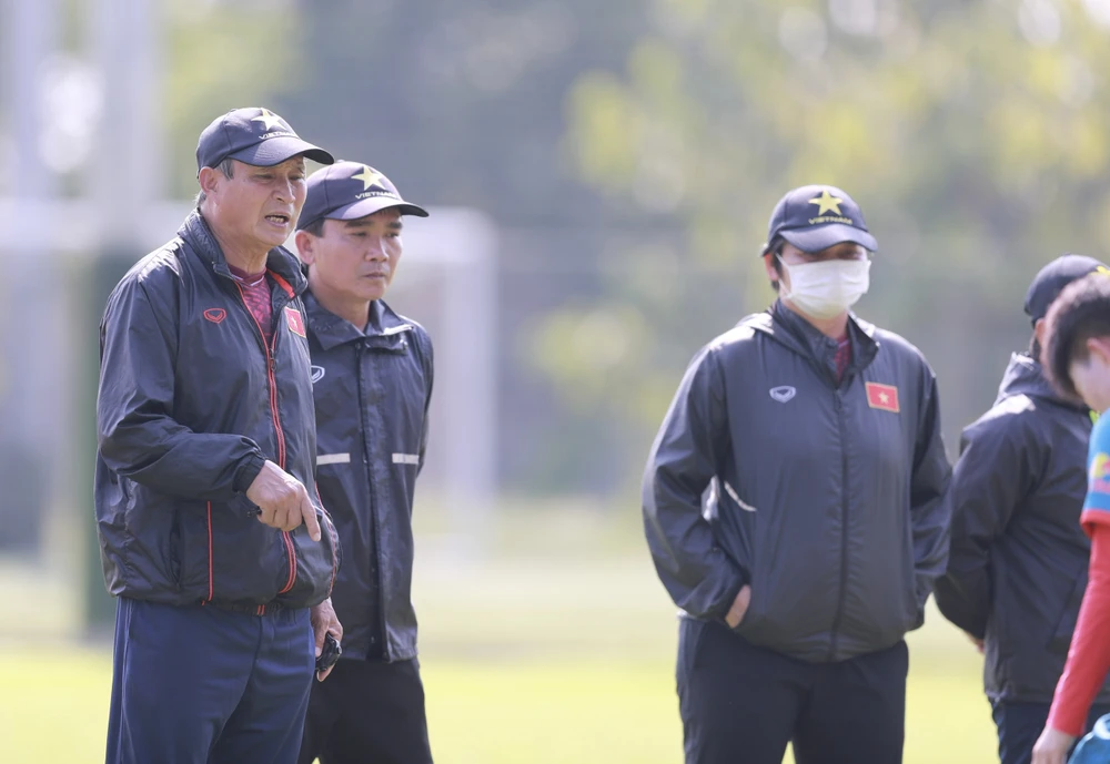 HLV Mai Đức Chung và các học trò rất cần có một chiến thắng đậm ở trận khai mạc SEA Games 32 chiều 3-5 gặp đối thủ yếu hơn Malaysia. Ảnh: ANH PHƯƠNG.