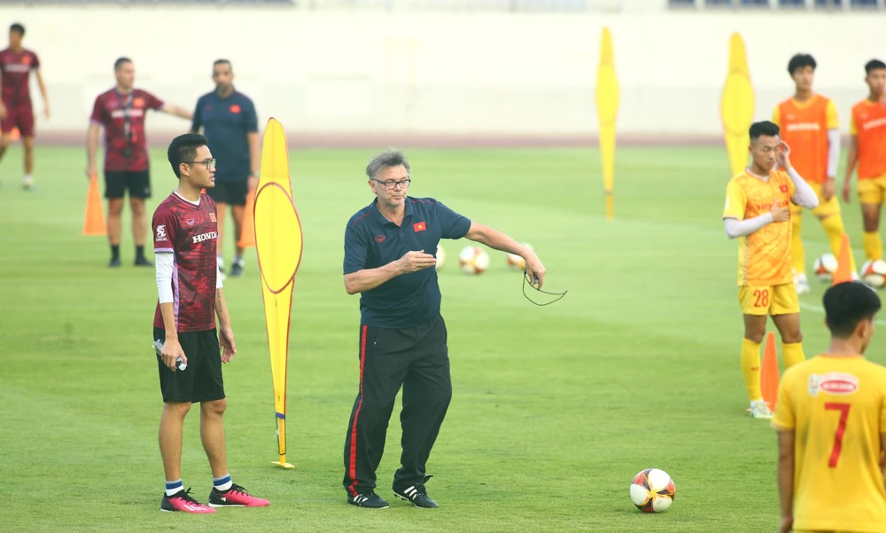 HLV Troussier sẽ phải tính toán nhiều cho đội hình xuất phát gặp U-22 Singapore. Ảnh: ANH PHƯƠNG.