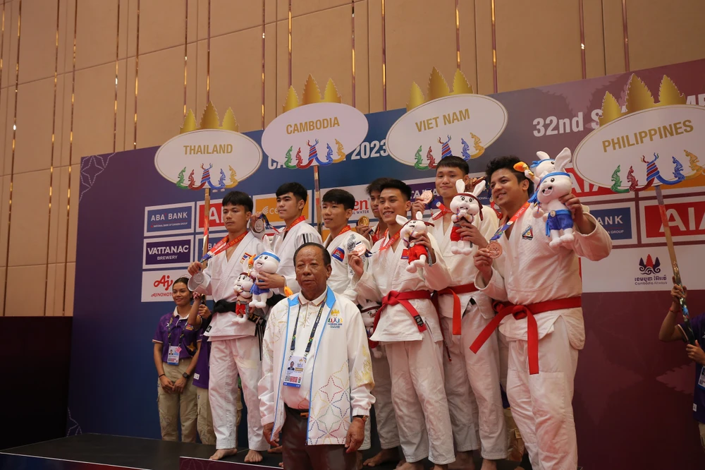 Ngày trao huy chương đầu tiên của SEA Games 32 chứng kiến chủ nhà tăng tốc với năm ngôi vô địch ở hai môn võ lần đầu tiên xuất hiện là Ju-Jitsu và Bokator. Ảnh: ANH PHƯƠNG.