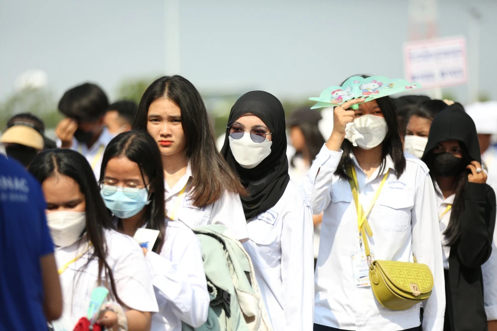 Trong thời gian diễn ra SEA Games, các trường học đều nghỉ ngơi và đông đảo khán giả trẻ đã tranh thủ đến các sân thi đấu xem vận động viên Đông Nam Á tranh tài. Ảnh: ANH PHƯƠNG.