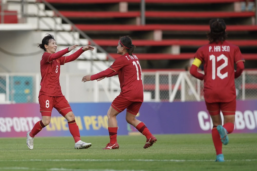 Đánh giá về đối thủ tiếp theo Philippines ở trận cuối vòng bảng, Thùy Trang chia sẻ: "Philippines là đối thủ mạnh, dù thắng họ 2-1 ở vòng bảng SEA Games năm ngoái nhưng cả đội không bao giờ chủ quan. Họ có nhiều cầu thủ nhập tịch có sức mạnh, thể lực rất tốt nên là đối thủ không dễ chơi".