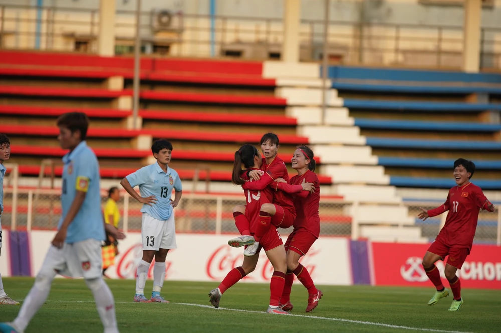 Ông Chung tiết lộ trong chuyến tập huấn tại Nhật vừa qua, Thùy Trang chơi bóng rất năng nổ, là đội trưởng gương mẫu cho các đàn em, không bao giờ ngại khó, ngại khổ.